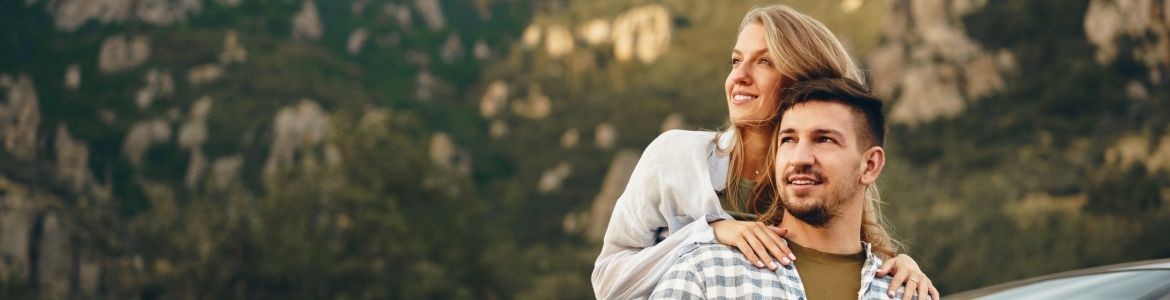 pareja jóven en un viaje romántico