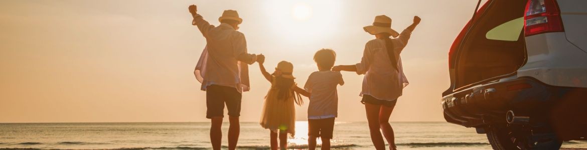 Familia feliz viajando en coche a la playa