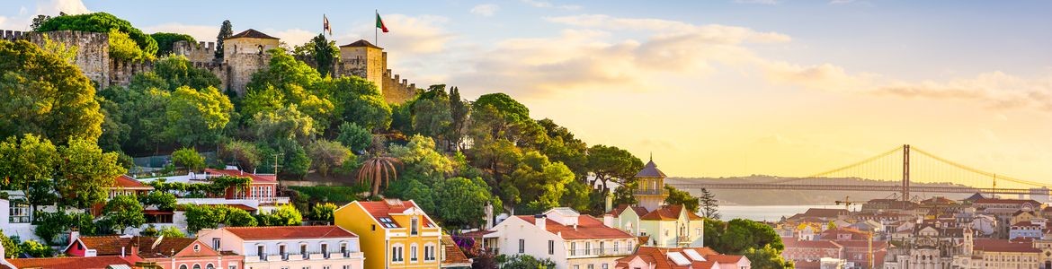panorámica de Lisboa con Castillo de San Jorge y puente 25 de mayo